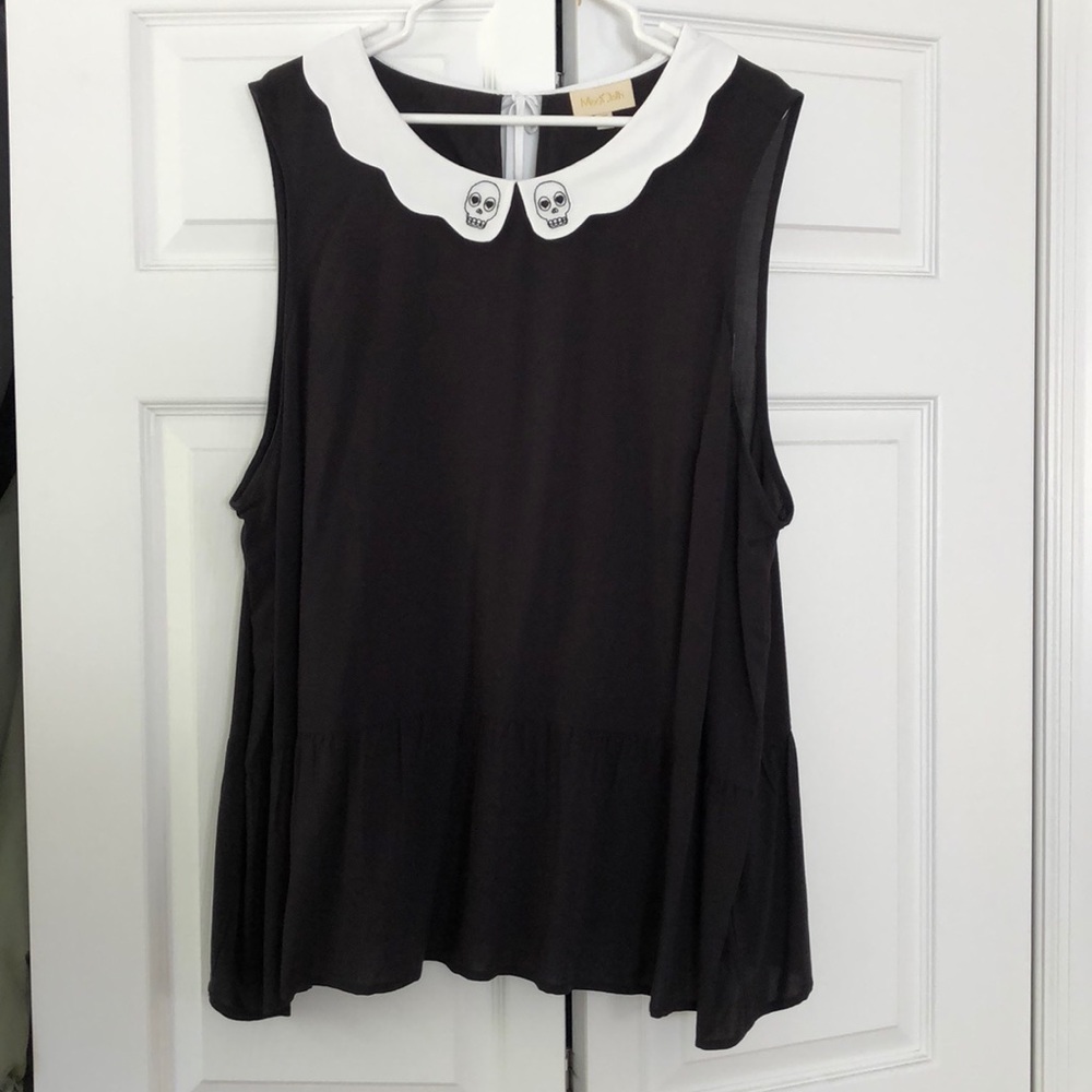 Embroidered Peter Pan collared sleeveless blouse